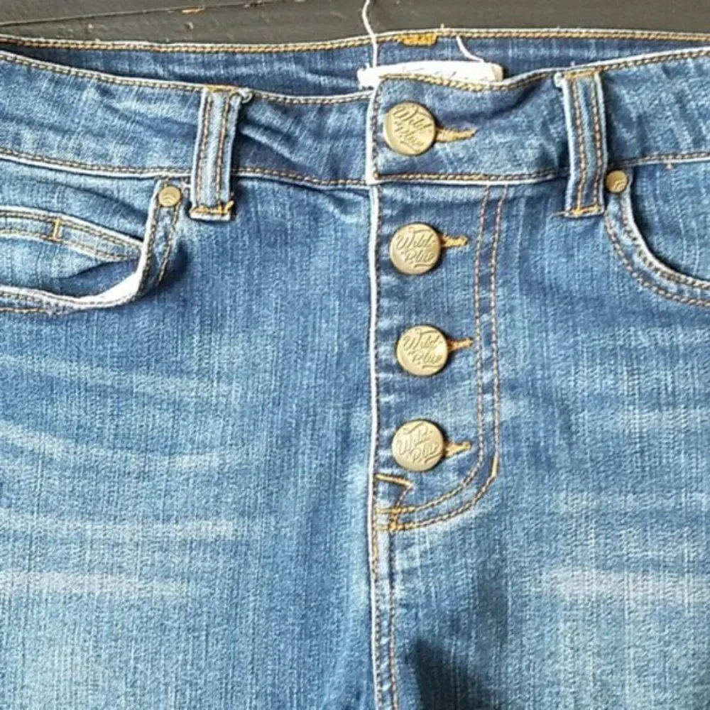 🌼 Wild Blue Cutoff Shorts - Picture 4 of 7